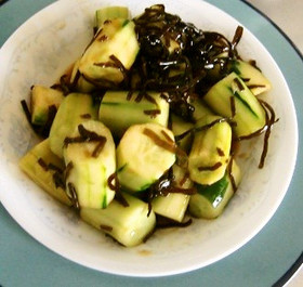 安いきゅうりを塩昆布とごま油でばくばく。